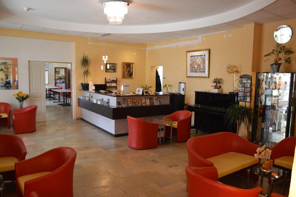 Logis Hotel & Restaurant Le Fleurance Exterior photo